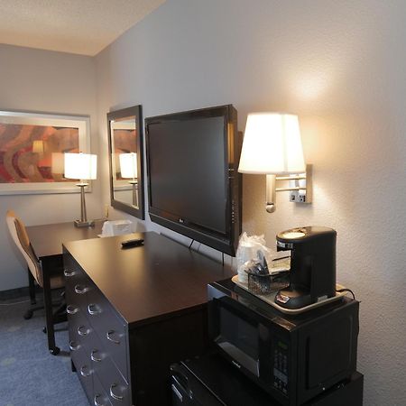Hotel Baymont By Wyndham Flint Airport North Extérieur photo